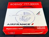 une boîte rouge sur laquelle est représenté un avion blanc et noir