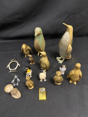 un grand nombre de figurines posées sur une table