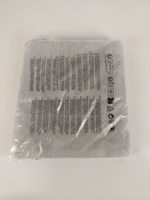 un sac de sable posé sur une table blanche