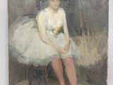 une peinture à l'huile représentant une femme en robe blanche assise sur une chaise