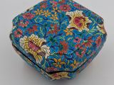 une petite boîte bleue ornée d'un motif floral