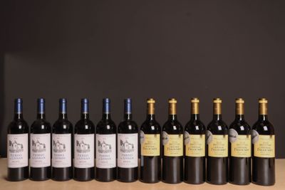 plusieurs bouteilles de vin sont alignées sur une table
