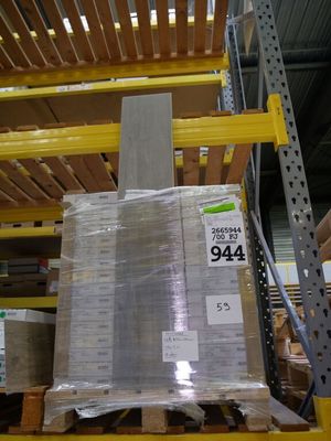 une palette chargée de nombreux cartons dans un entrepôt