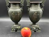 deux vases posés à côté d'une pomme sur une table