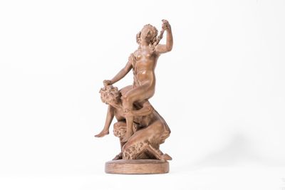 statue en bronze représentant une femme assise sur un rocher avec un chien