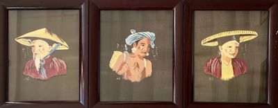 trois photos encadrées représentant des femmes coiffées d'un chapeau, dans une pièce