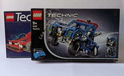 deux sets lego technic dans la boite sur la table
