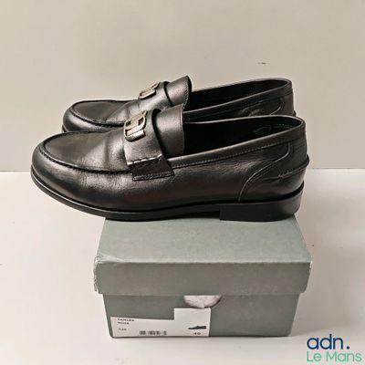 mocassins en cuir noir pour homme, avec des boucles sur le dessus d'une forme carrée