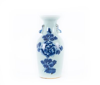CHINE - Début XXe siècle Vase balustre en porcelaine à décor…