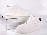 une paire de baskets blanches posée sur une boîte