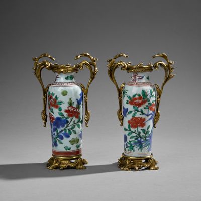 paire de vases chinois ornés de motifs floraux et dotés d'anses dorées