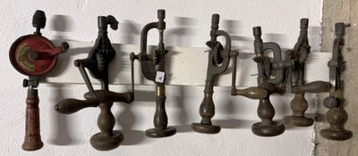 un tas de vieux outils accrochés au mur
