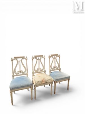 trois chaises avec un coussin bleu sur fond blanc