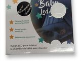 un gros plan sur un paquet de thés pour bébés sur fond blanc