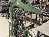 une machine qui se trouve dans un entrepôt avec d'autres machines