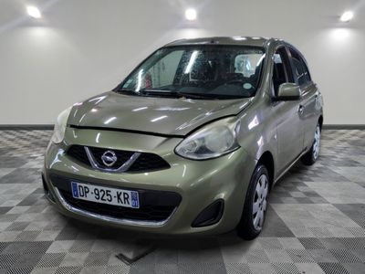 une petite voiture garée sur un sol à damier