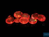 quelques lumières rouges brillent dans l'obscurité sur une surface noire
