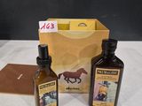 deux bouteilles d'huile de cheval posées à côté d'un sac en papier brun sur une table