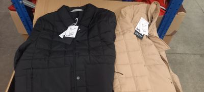 deux vestes posées sur un carton