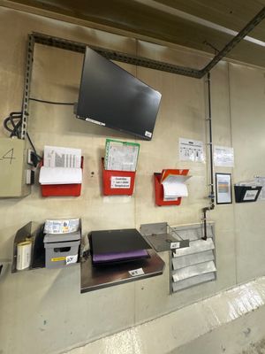une télévision fixée au mur dans le garage