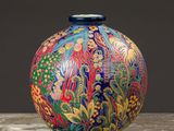 un vase coloré posé sur une table en bois
