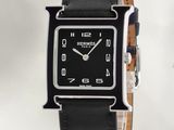 une image montrant un gros plan d'une montre-bracelet au cadran noir
