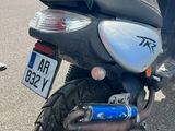 une moto garée sur le côté de la route