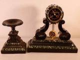 deux horloges posées l'une sur l'autre