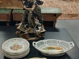 de nombreuses assiettes et bols posés sur une table, avec une statue en arrière-plan