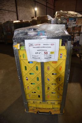 une caisse jaune sur laquelle est accrochée une étiquette, dans un entrepôt