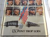 une grande affiche accrochée au mur de toilettes publiques