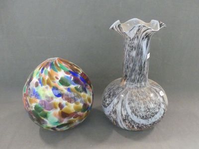 deux vases posés l'un à côté de l'autre sur une table