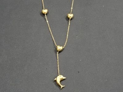 un collier plaqué or orné de trois cœurs et d'un oiseau, monté sur une chaîne