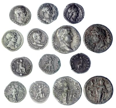 un gros plan sur un tas de pièces d'argent posées sur une surface blanche