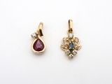 une paire de boucles d'oreilles en rubis et diamants sur fond blanc