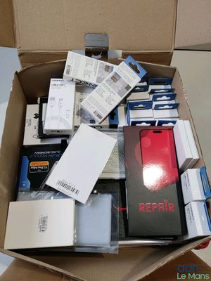 une boîte remplie d'appareils électroniques posée sur une table