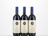 trois bouteilles de vin posées sur une table l'une à côté de l'autre