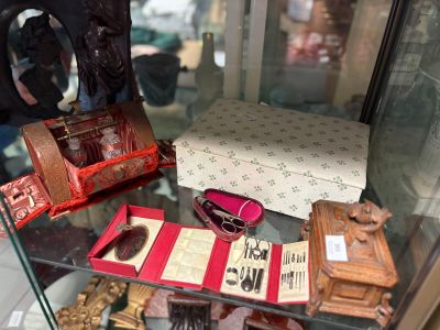 une vitrine en verre contenant divers objets
