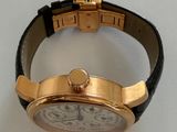 une montre posée sur une surface blanche