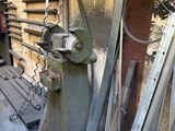 une machine posée à côté d'un tas de bois