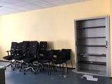 une pièce où se trouvent plusieurs chaises