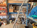 une échelle appuyée contre un mur dans un garage