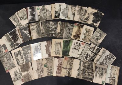un lot de vieilles cartes postales posées sur une table