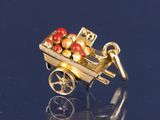 un pendentif plaqué or orné d'un chariot rempli de perles