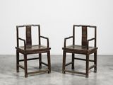 paire de chaises chinoises anciennes avec accoudoirs et dossiers en bois