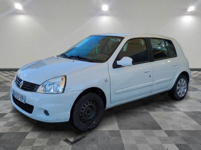 la photo d'une voiture blanche garée dans un garage