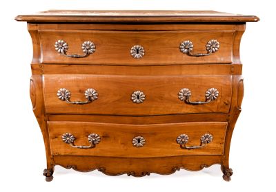 une commode en bois avec de nombreux tiroirs