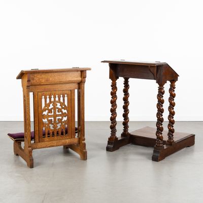 paire de tables d'appoint anciennes en chêne avec des panneaux sculptés