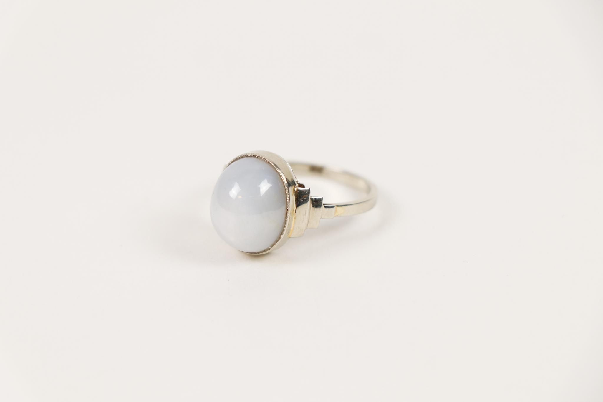 Bague en or gris 18K (750) ornée d'un saphir étoilé blanc en…