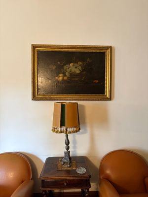 deux chaises et une table avec une lampe dans une pièce